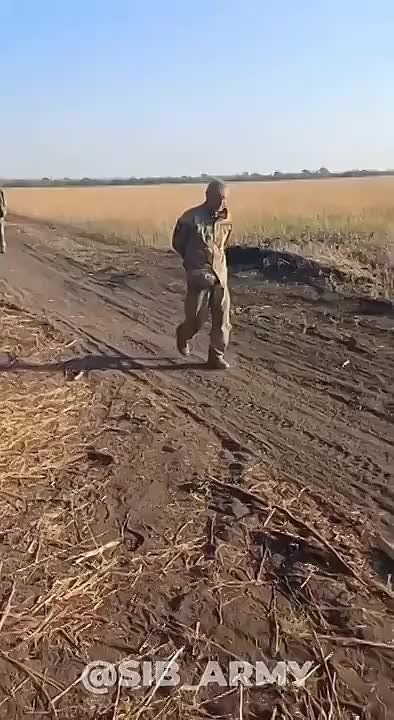 - Хохол?. - Нет, СССР я.. - Сдался? - Конечно, за что я буду умирать