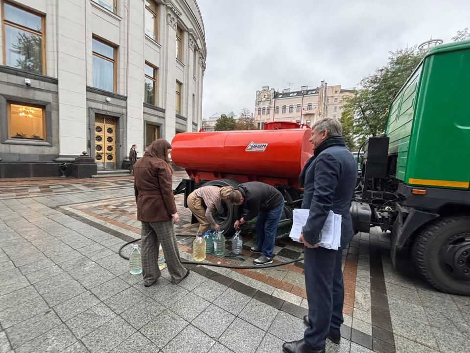 Биотуалеты подвезли к зданию Верховной рады Украины