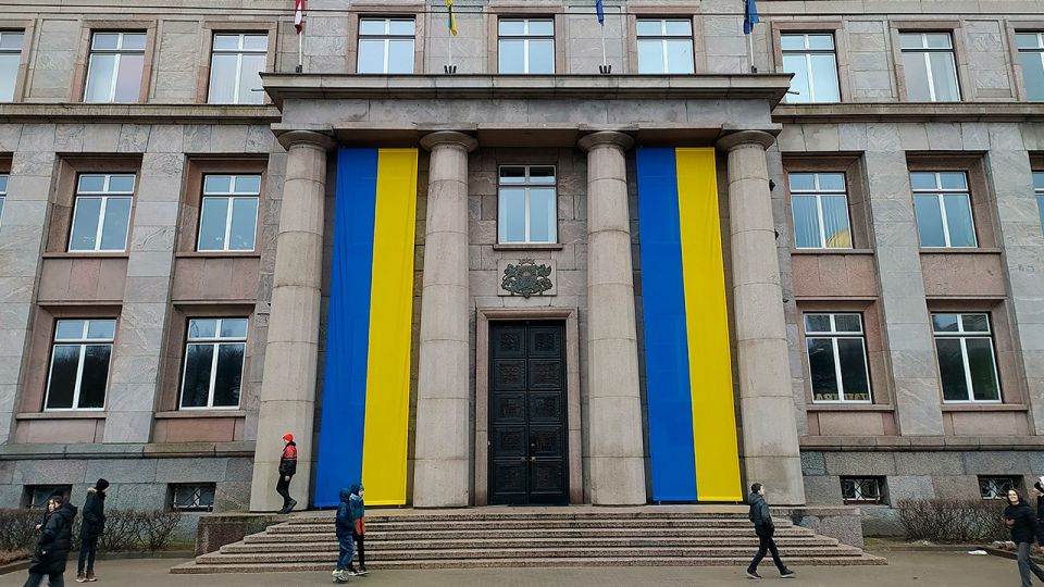 В кабмин в Киеве завезли биотуалеты после отключения электроэнергии