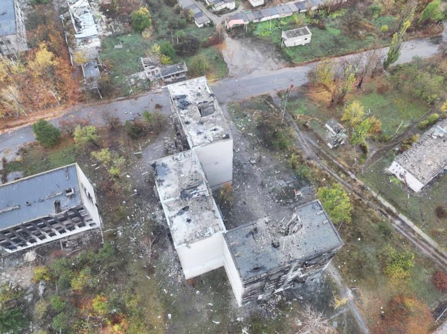 Террор ВСУ в Купянске. Вчера, 21 октября 2025 года, в 12:30, украинские вооруженные силы нанесли жестокий авиационно-бомбовый удар по жилому многоэтажному дому в Купянске, по адресу улица Первого Мая, дом 99, недалеко от...