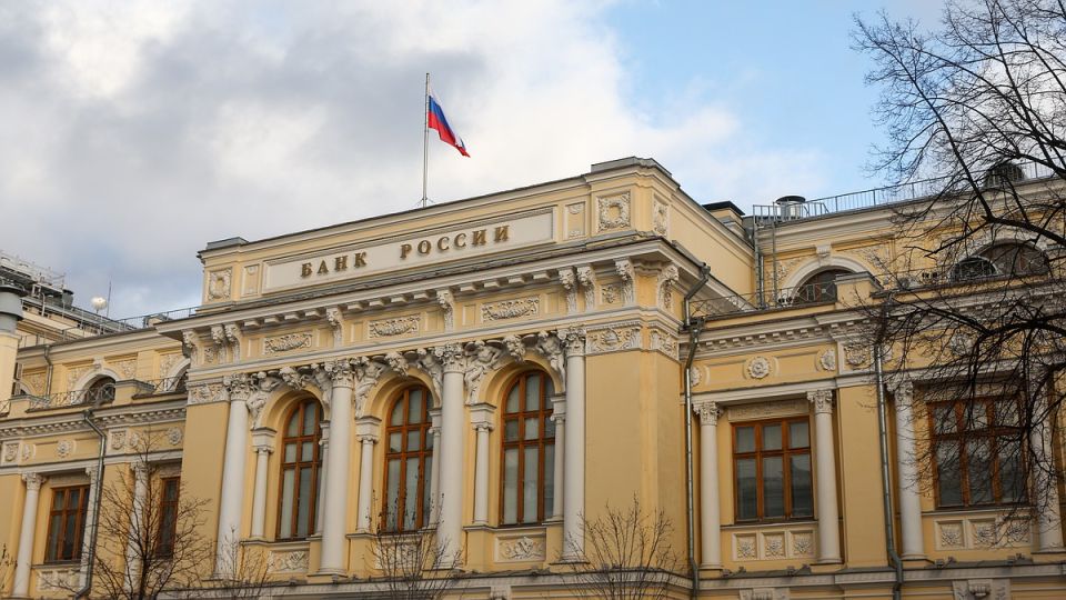 ЦБ снизил ключевую ставку, США давят на Украину, Захарова ответила Пугачевой: главные события 24 октября