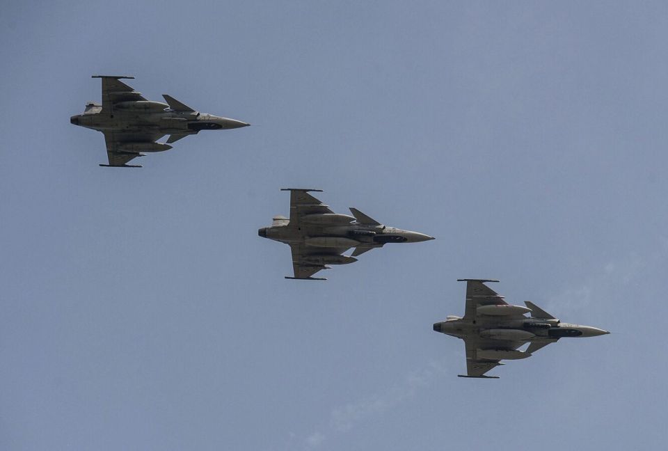 ������� � ������ ������������ � �������� �� 150 ������ ��������� Gripen