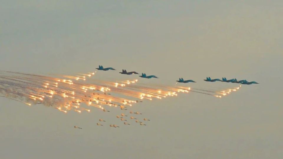 Хватит уговоров: Киев накрыло чёрным дымом. Заявление Минобороны России. Теперь понятно, куда били "Искандеры"