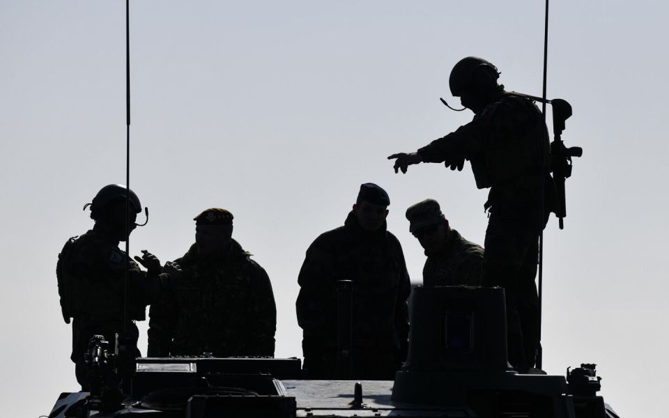 Франция готовится ввести на Украину около двух тысяч военных, сообщила СВР