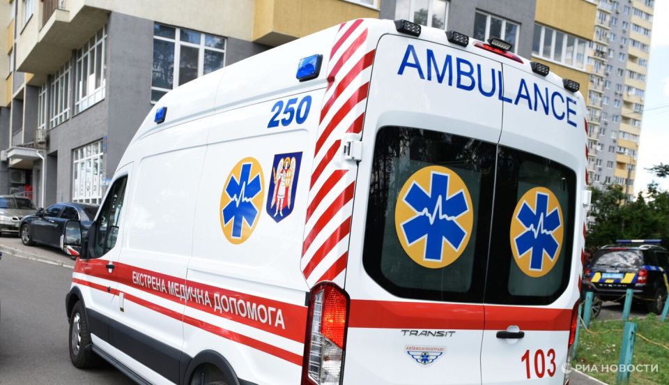 На Украине военкомат использует машину скорой помощи для мобилизации