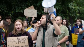 На Украине зреет второй картонный майдан. Соросята снова схлестнулись с Зеленским. На этот раз - из-за блэкаутов