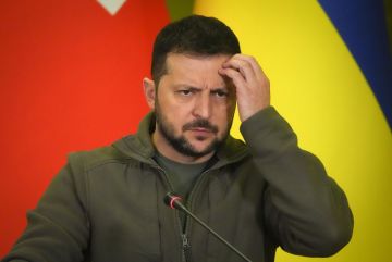 Зеленский продлил военное положение и мобилизацию на Украине