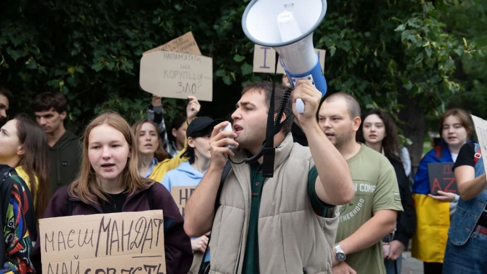 На Украине зреет второй картонный майдан. Соросята снова схлестнулись с Зеленским. На этот раз - из-за блэкаутов