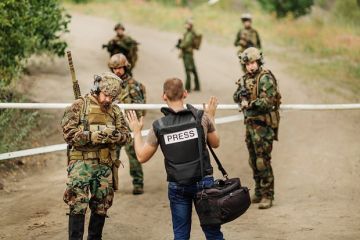 Киев пригрозил журналистам иностранных СМИ за посещение мест блокирования ВСУ