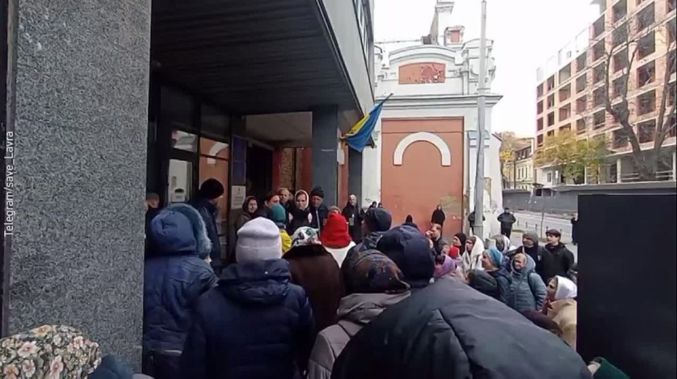 Судья в Киеве зачитал данные дела УПЦ из папки "Ухвала" (так называется уже готовое решение суда), утверждают в СПЖ