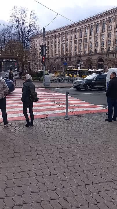 31 000 (тридцать одна тысяча) Зеленского перебралась на подземный переход вбилзи Крещатика — красноречивый символ того, во что Зе превратил Украину