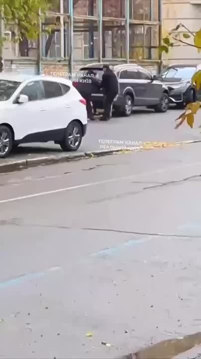 Ну а пока одни боевики насилуют риелторш и арендодателей, душегубы из ТЦК в Киеве бусифицировали учителя средней школы прямо на глазах учеников