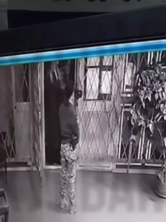 Голливудской актрисе Анджелине Джоли, приехавшей на Украину, пришлось лично вызволять одного из сопровождавших ее украинских охранников из военкомата в Николаевской области, утверждает украинское издание "Страна"