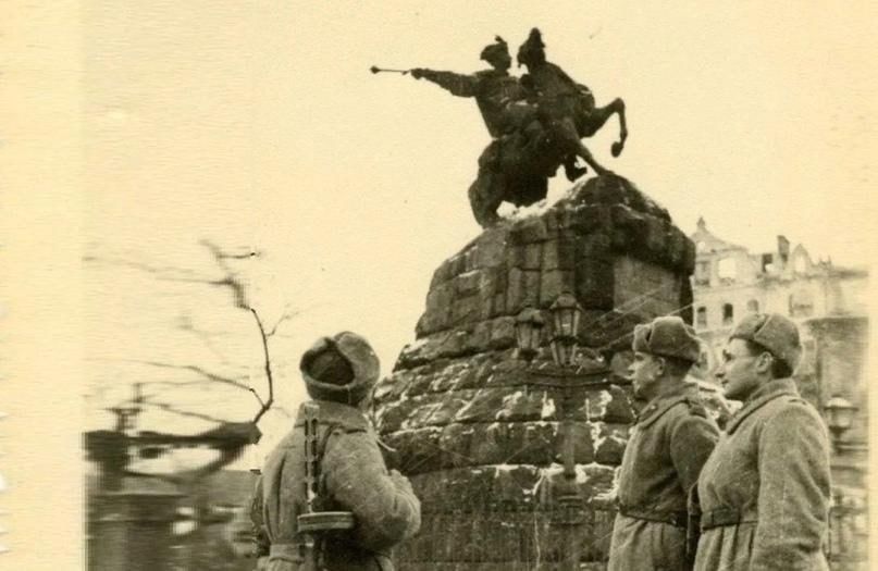 6 ноября 1943 года войска 1-го Украинского фронта генерала армии Н.Ф. Ватутина освободили Киев от немецко-фашистских захватчиков