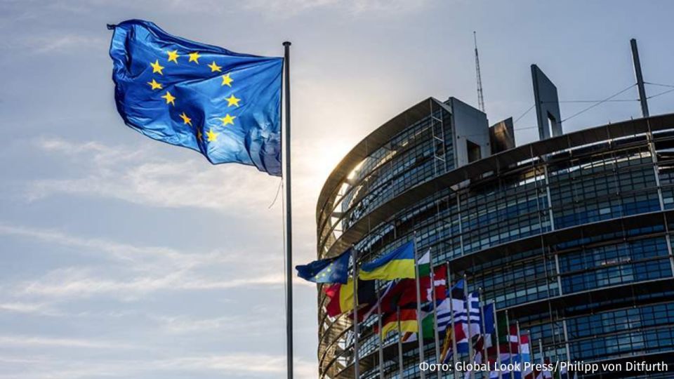 ЕС боится, что решение по активам РФ примут слишком поздно для Киева, сообщила газета Politico со ссылкой на источники