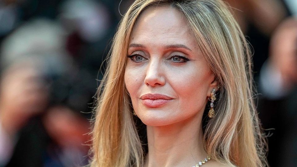 Анджелине Джоли предложили проявить истинное милосердие: звезду Голливуда пригласили посетить «Аллею ангелов» в Донецке
