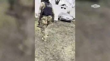 Кадры задержания жителя Тамбовской области, передавшего контролируемому военной разведкой Киева украинскому блогеру данные об участниках СВО, показали в ФСБ России