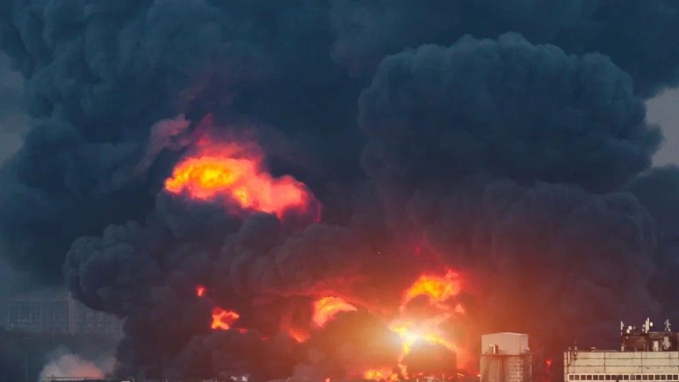 Зеленский сорвался после слов Трампа: Горят 10 регионов России. Жесточайшая массированная атака. Сирены Саратова разрываются. Пришёл блэкаут