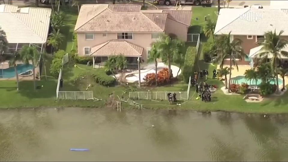 Легкомоторный самолет, направлявшийся на Ямайку с гуманитарной помощью, рухнул на заднем дворе частного дома во Флориде, сообщает Associated Press