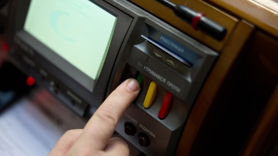 Партия Порошенко* инициировала отставку правительства Украины