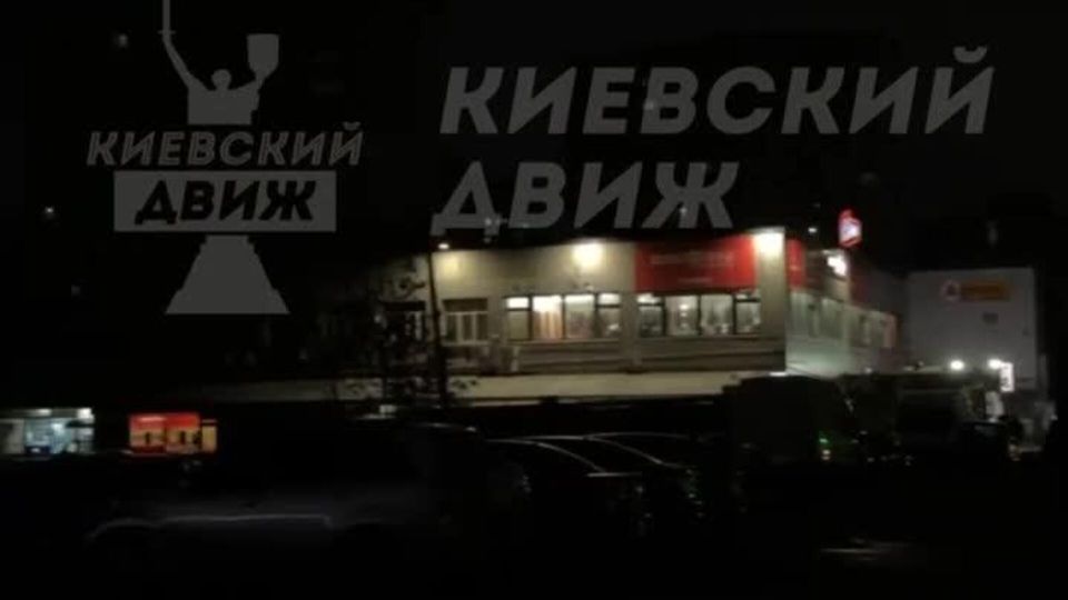 Слева — пейзаж Святошино (крупный спальный район в Киеве). Справа — заявление пресс-секретаря НАТО в 1999 году об ударах по энергетике