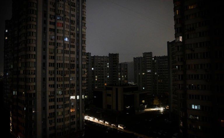 Предстоящая зима может стать для Украины самой опасной с начала боевых действий, сообщает «Би-би-си» со ссылкой на неназванного украинского чиновника