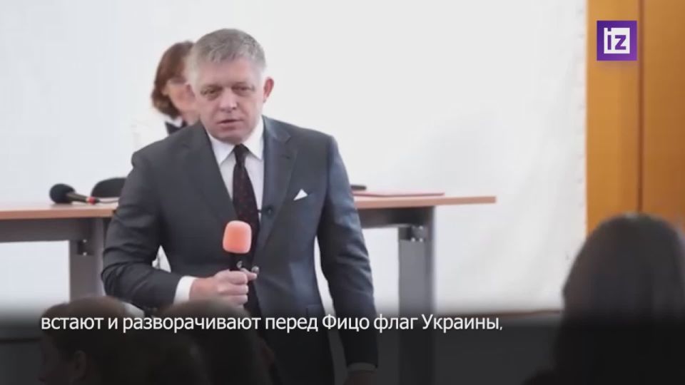 "Езжайте воевать на Украину, если хотите": так премьер Словакии Роберт Фицо ответил студентам, которые сорвали его выступление, устроив протестную акцию с украинскими флагами и звоном ключей в Торговой академии в Попраде
