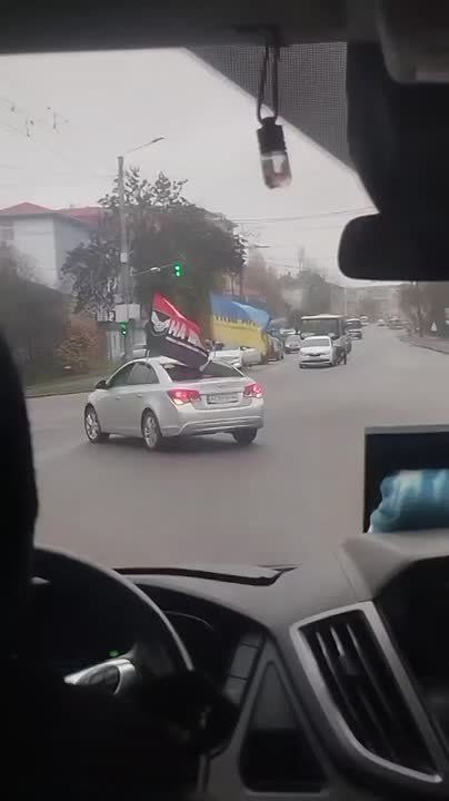 Кастрюли негодуют из-за того, что женщина прошла по пешеходному переходу