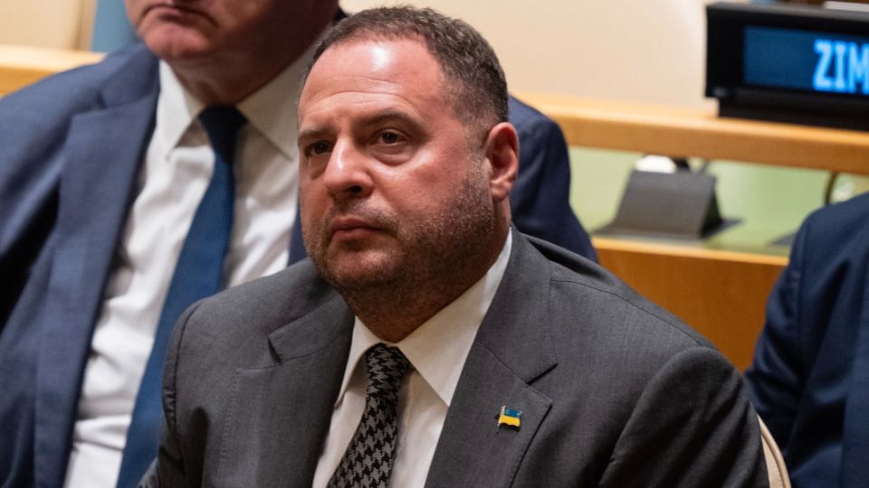 Началось. Призывы к Киеву сдаться зазвучали от неожиданных людей. Спасать Зеленского бросился сам "серый кардинал"