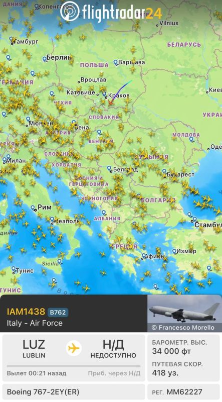 Самолёт-заправщик и транспортный самолет KC-767-2EY/ER ВВС Италии вылетел из аэропорта Люблин на востоке Польши, возможно, после доставки вооружений и боеприпасов, предназначенных для Украины