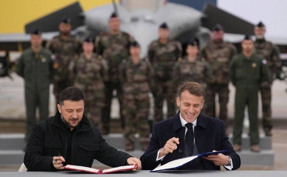 Франция и Украина подписали декларацию о намерениях относительно приобретения Киевом французской военной техники, сообщает Le Monde