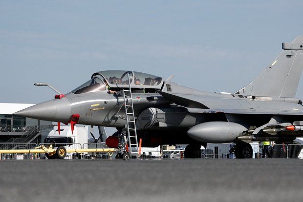 Медведев: Западные политики причастны к схеме с истребителями Rafale