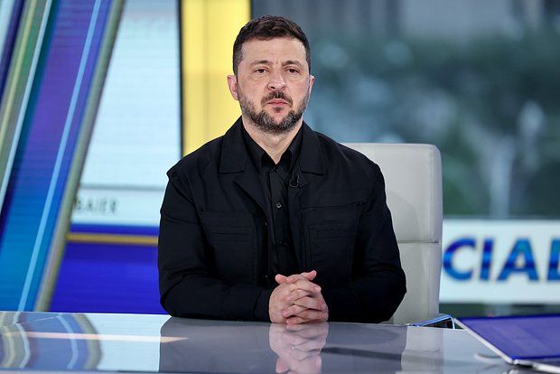 Страна.ua: Коррупционный скандал подорвал доверие к Зеленскому