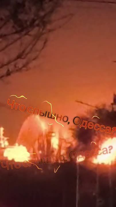 В порту Измаила до сих пор тушат горящий газовоз