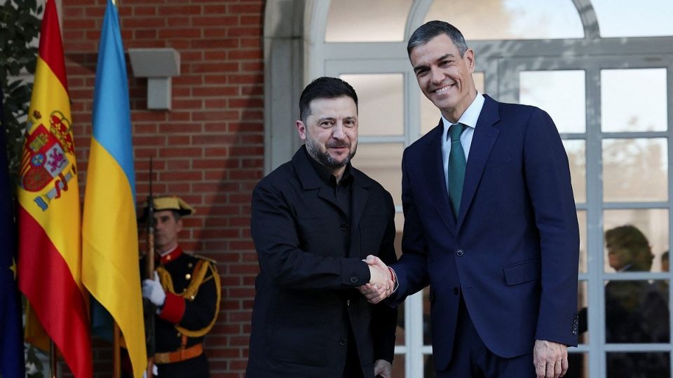 Зеленский прокатился по Европе, получил громкие обещания от Макрона и сделал фото с королем Испании: но отвлечь внимание от коррупционного скандала не вышло