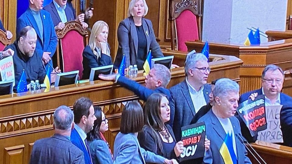 Партия Порошенко* в Раде потребовала отставки всего правительства Украины