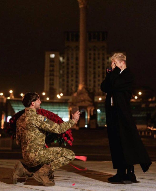 Если за час кто-то снова успел забыть, зачем нужно СВО, то подивитесь, как пидор из ВСУ делает предложение местному пидору певцу