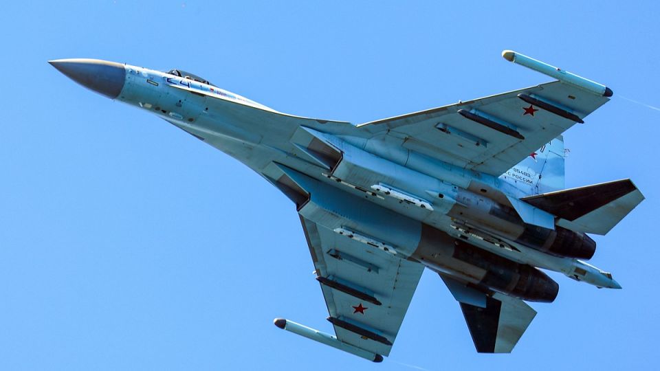 «Прижал к земле» и «не оставил шансов»: Чем российский истребитель Су-35 подавил на Украине самолеты НАТО