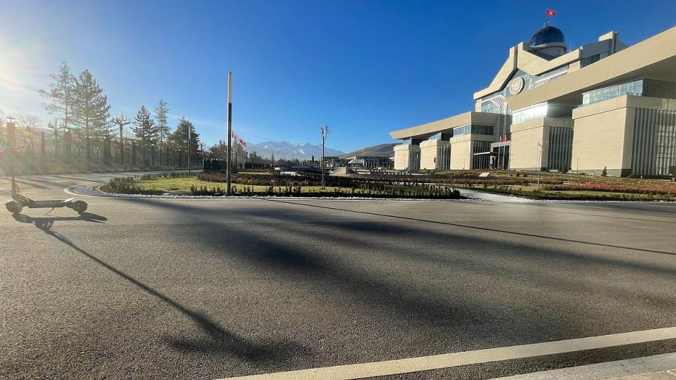 Появились фото последних приготовлений к началу визита Путина в Киргизию