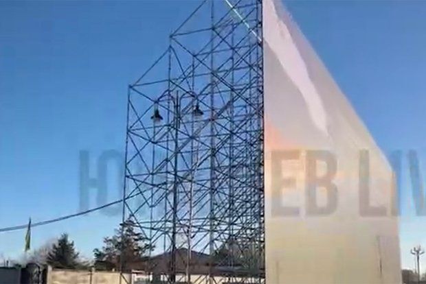 В Киргизии загородили флаг Украины LED-экраном с флагом России