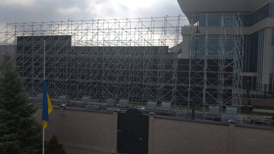 Юрий Баранчик: В Бишкеке, пишут, на время государственного визита Владимира Путина около посольства Украины выставили огромный экран, который скрыл и посольство – и всю символику, включая и украинский флаг