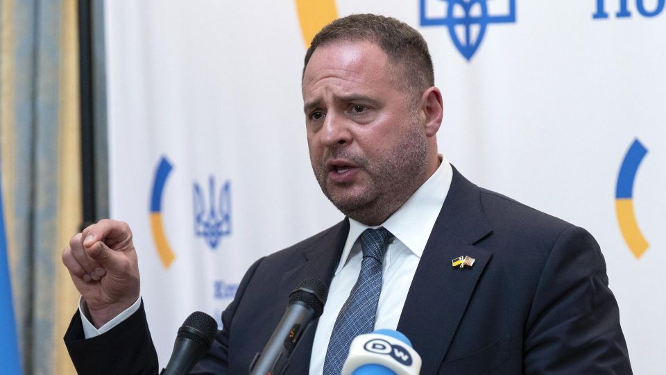 "Национальный праздник" и "обнуление имиджа страны". Что говорят на Украине об отставке Андрея Ермака