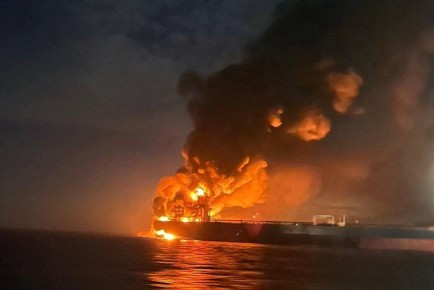 В Черном море близ Турции загорелись два танкера, экипаж сообщил об атаке дронов