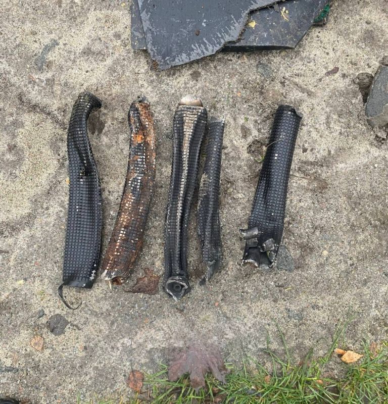 Обломки кассетных боеприпасов от дронов "Герань-2", как заявляется противником, атаковавших Вышгород в Киевской области
