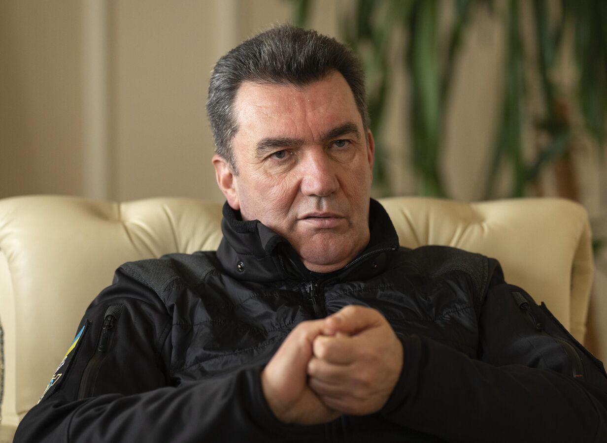 Экс-глава СНБО Украины мог торговать санкционными списками, считает эксперт