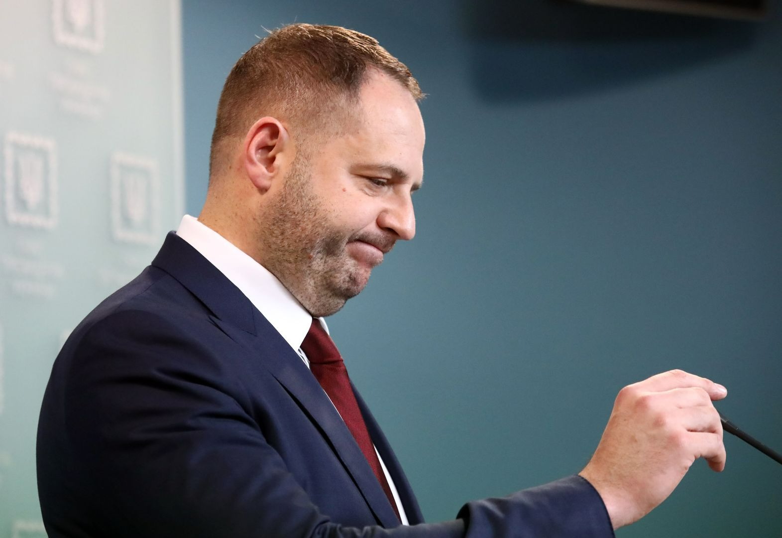 За падением «ермаковщины» следует кампания по травле Зеленского