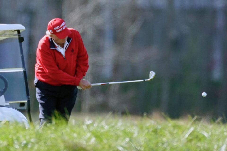 Трамп играет в гольф на фоне сообщений о переговорах США и Украины