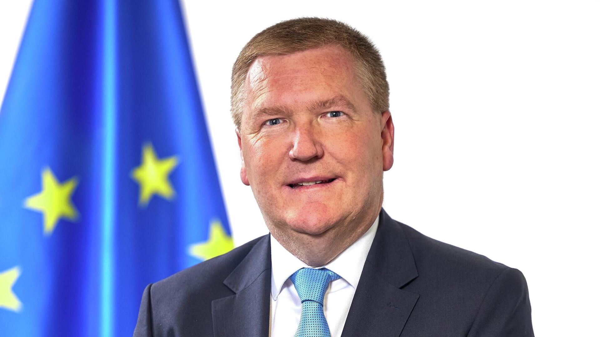 Обезумивший еврокомиссар грозит Кремлю тюрьмой. Кого покрывает дежурный по демократии в ЕС