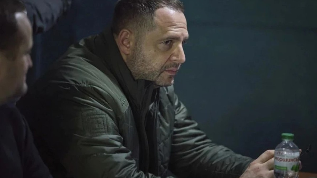 Украинским пограничникам запретили выпускать Ермака за границу