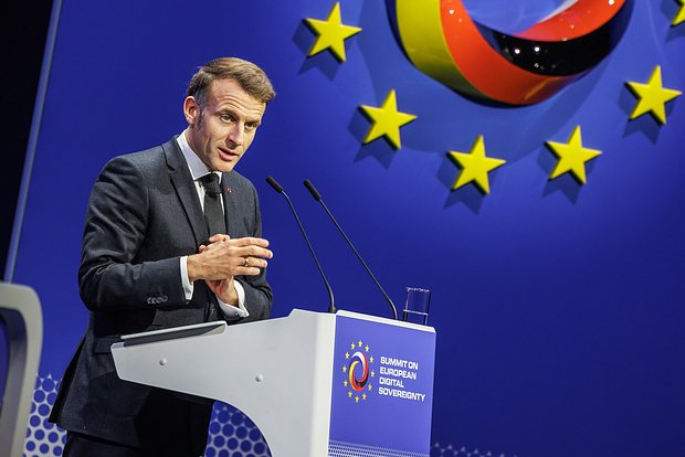 Макрон: Франция не вправе читать нотации Украине из-за коррупционного скандала